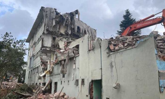Beşiktaş’ta kentsel dönüşüm çalışmaları başladı, ilk binalar yıkıldı