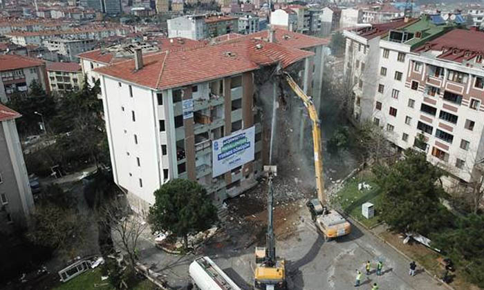 İstanbul’da yerinde dönüşüm için sitedeki 7 blok yıkıldı