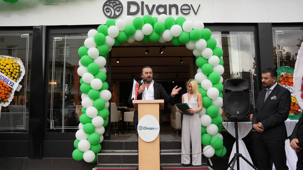 Divanev Bornova mağazası Yataş Grup CEO’su Nuri Öztaşkın’ın katılımıyla açıldı