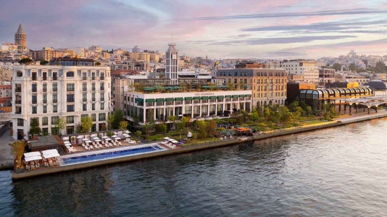 The Peninsula Istanbul  açılış yılında İngiliz Tatler dergisi Travel Guide 2024 tarafından “Dünyanın En İyi Şehir Oteli” seçildi