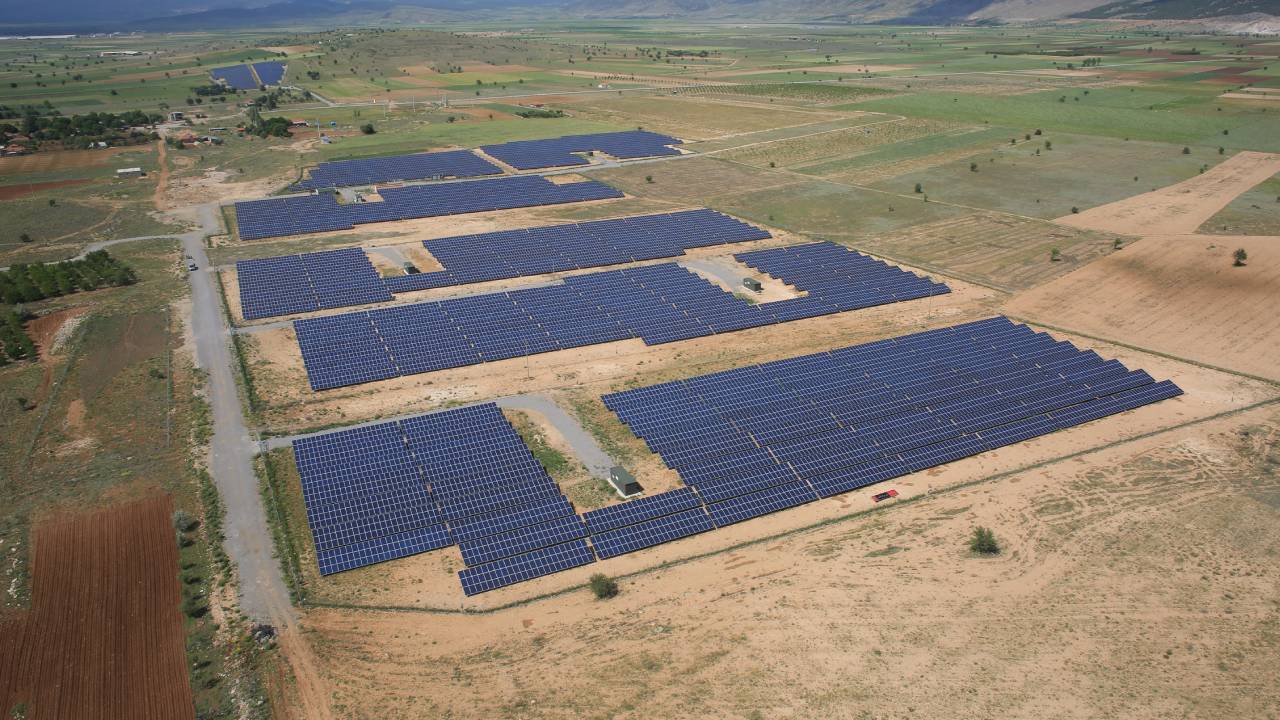 Akfen Yenilenebilir Enerji’den bir haftada 66 MW gücünde üç hibrit güneş santrali yatırımı anlaşması