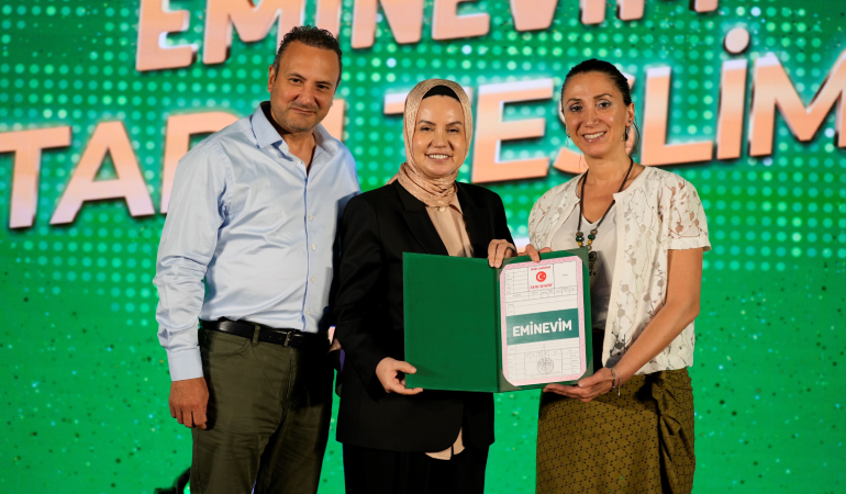 Eminevimliler tapu teslim töreninde buluştu